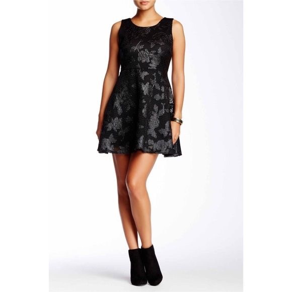 Romeo + Juliet Couture | Mesh Fit & Flare Dress - Picture 7 of 8